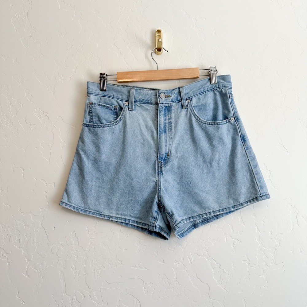 Levi's | High Waisted Cotton-Blend Mom Denim Shorts in Blue size 30 - Picture 3 of 9
